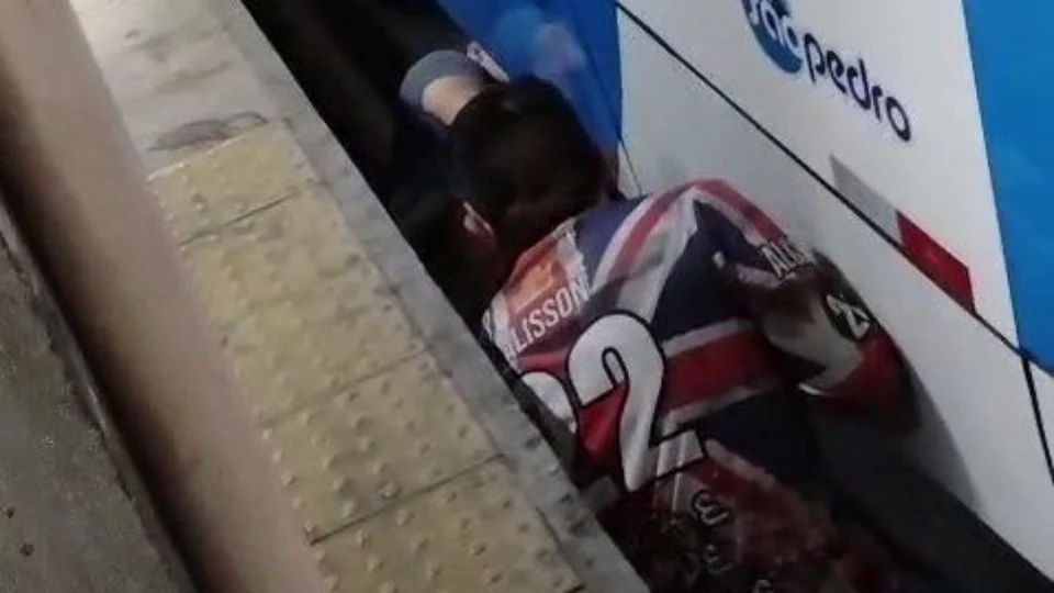 Motoqueiro é arremessado para debaixo de ônibus em acidente da avenida Constantino Nery em Manaus