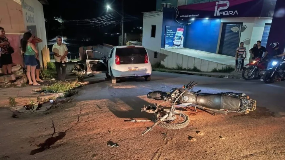 VÍDEO: motociclista morre ao colidir violentamente com carro em Presidente Figueiredo