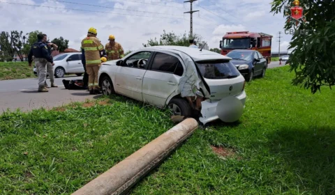 Grávida do DF é levada ao hospital após bater o carro contra um poste na BR 060