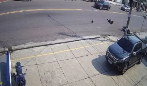 Moto na contramão é atingida por carro em Manaus; veja vídeo do acidente