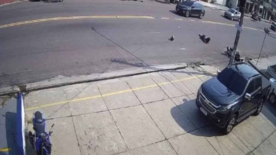 Moto na contramão é atingida por carro em Manaus; veja vídeo do acidente