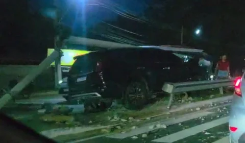 Poste cai em cima de carro após colisão no Rapidão em Manaus; veja o vídeo