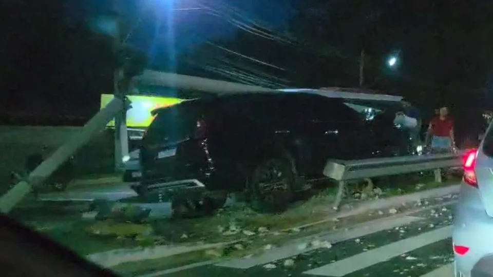 Poste cai em cima de carro após colisão no Rapidão em Manaus; veja o vídeo