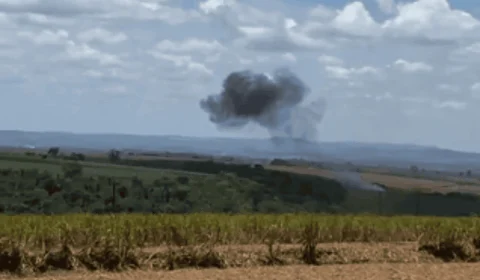 Aviões da Força Aérea colidem durante voo e um deles cai em São Paulo