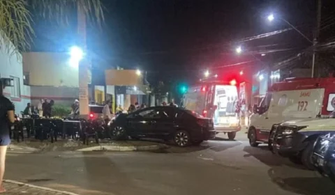 Condutor foge após causar colisão e fazer carro invadir bar em Araguaína