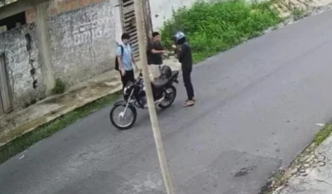Vídeo: criminoso aponta arma para estudantes durante assalto na zona Norte de Manaus