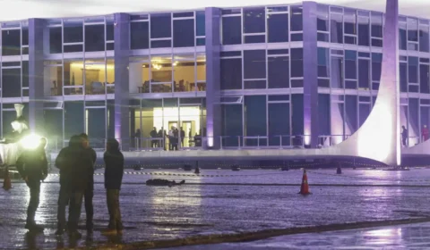 Governador do DF cria divisão contra extremismo após explosão no STF