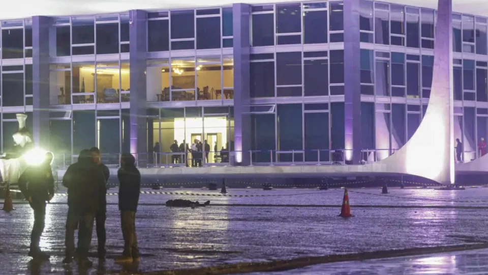 Governador do DF cria divisão contra extremismo após explosão no STF