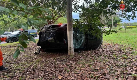 Carro capota, bate contra poste e deixa duas pessoas feridas no DF