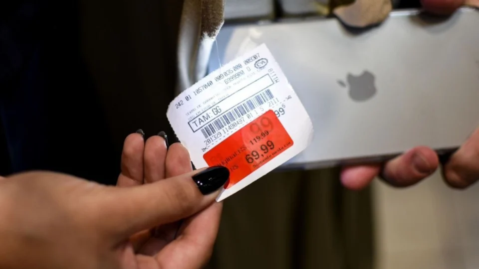 Black Friday: lojas em shoppings de Manaus são autuadas por falsos descontos