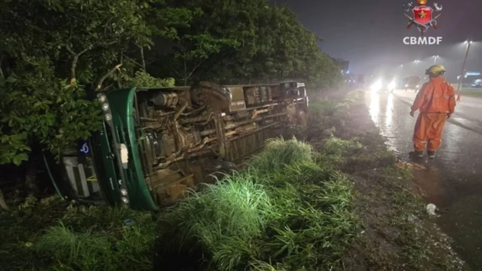Ônibus capota na BR-020 no DF e deixa quatro feridos