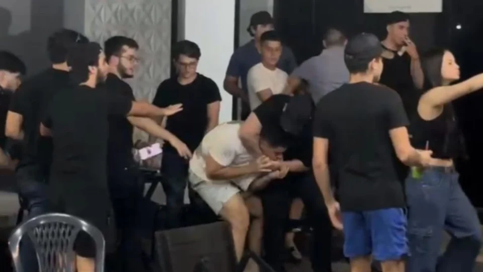 Briga entre ‘playboys’ gera tumulto na Ponta Negra, em Manaus; veja vídeo