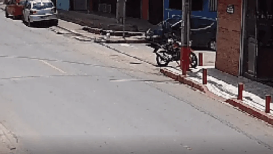 Idoso de 84 anos é resgatado após cair em buraco no DF; veja vídeo do acidente