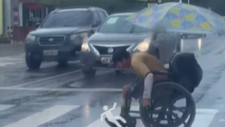 Cadeirante tenta atravessar faixa de pedestre em Manaus e quase é atropelado; veja vídeo