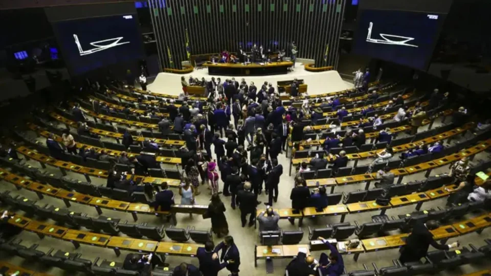 Fim da escala 6×1: PEC consegue mais de 130 assinaturas