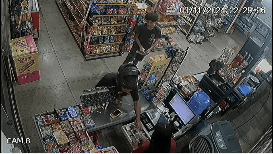 Câmera de segurança registra assalto em supermercado em Palmas; veja vídeo