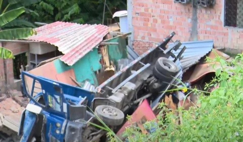 Caminhão desgovernado destrói casa no Mauazinho, em Manaus; veja vídeo