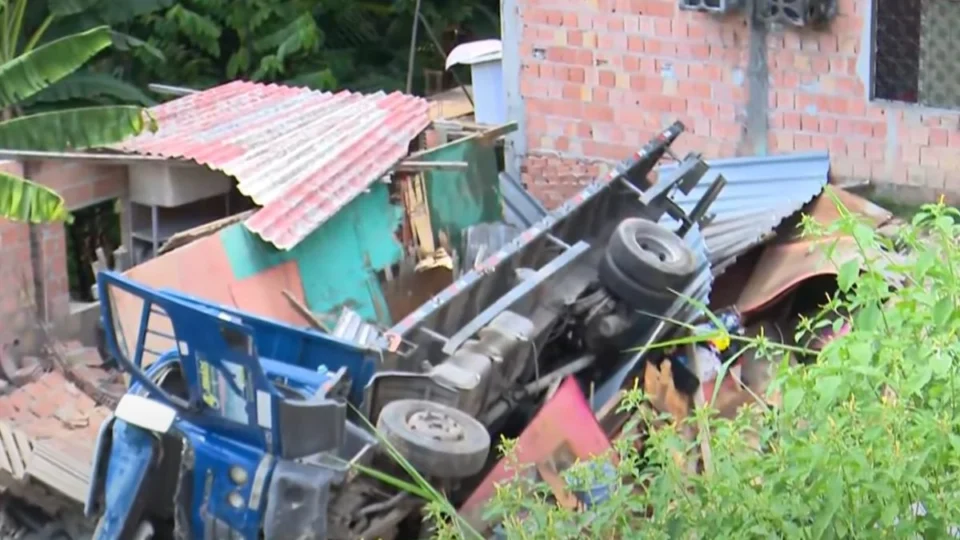 Caminhão desgovernado destrói casa no Mauazinho, em Manaus; veja vídeo