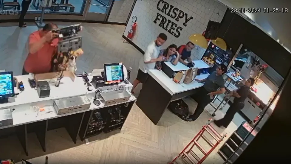 Cliente revoltado com atendimento quebra computador de lanchonete em Manaus