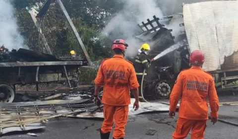 Homem morre carbonizado em engavetamento de caminhões na BR-153 no TO