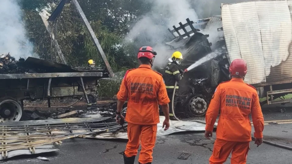 Homem morre carbonizado em engavetamento de caminhões na BR-153 no TO