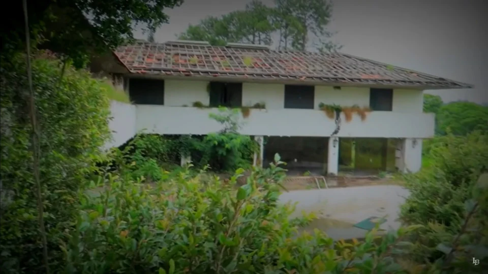 ‘Caindo aos pedaços’: veja mansões de famosos que estão em estado de abandono