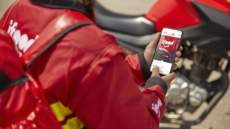 iFood e Uber negociam com governo inclusão na plataforma Celular Seguro
