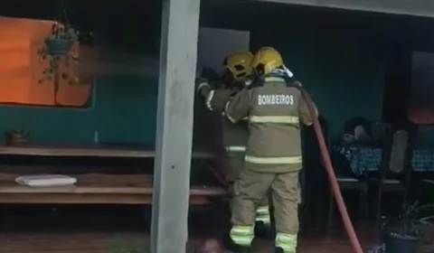 Homem incendeia casa da ex-esposa grávida, mata cão e é internado com queimaduras em RO