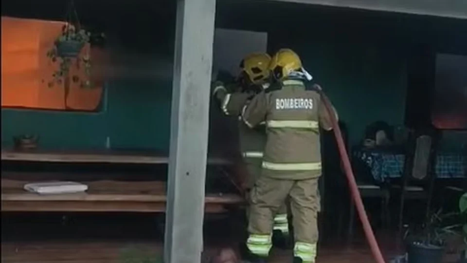 Homem incendeia casa da ex-esposa grávida, mata cão e é internado com queimaduras em RO