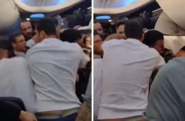 Homem tenta abrir porta de avião, mas passageiros iniciam luta corporal; vídeo