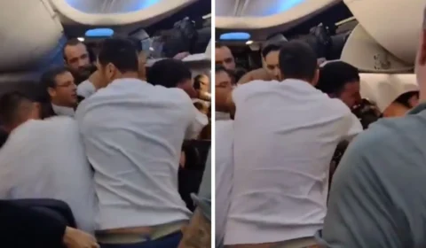 Homem tenta abrir porta de avião, mas passageiros iniciam luta corporal; vídeo