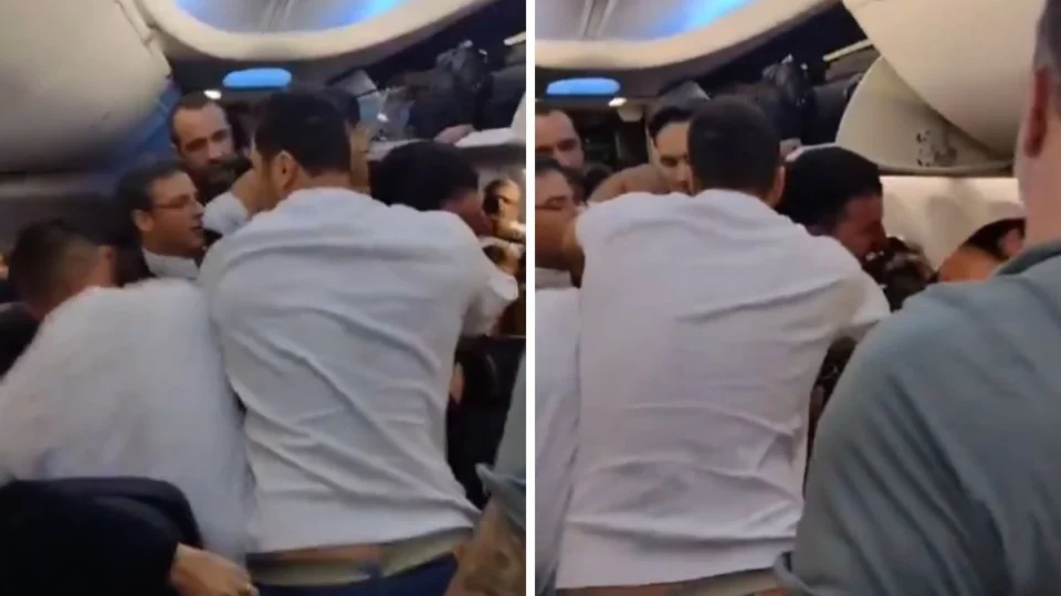 Homem tenta abrir porta de avião, mas passageiros iniciam luta corporal; vídeo