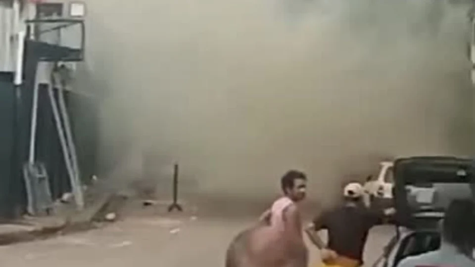 Veja vídeos: incêndio de grandes proporções em bar assusta comerciantes em Manaus