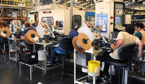 Indústria cresce em 2024 e aumenta contratação de jovens