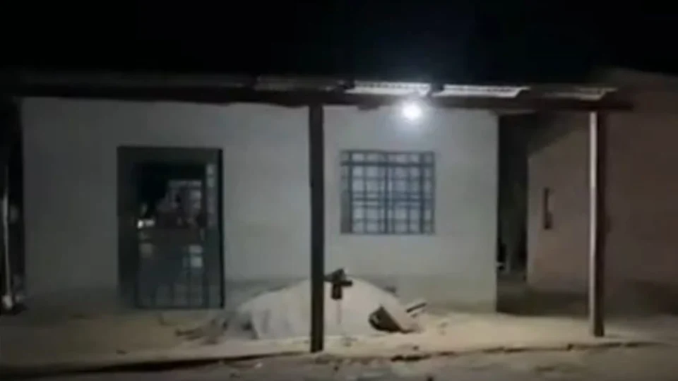 Homem invade residência e ameaça mãe e filhas com faca em Itacoatiara