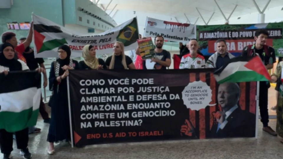 Organização palestina realiza manifestação contra visita de Biden em Manaus