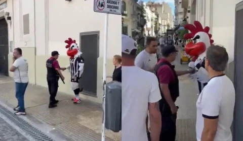 Mascote do Atlético-MG leva bronca da polícia na Argentina; veja vídeo