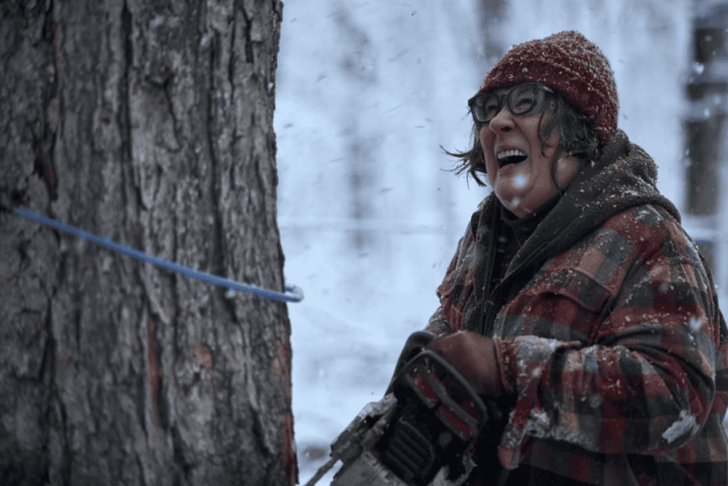 Cena da série Melou, com Margo Martindale interpretando Ruth Landry em um momento de trabalho em meio à neve