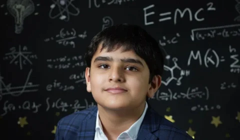 Menino de 10 anos alcança nota incrível em teste de QI e supera gênios como Einstein