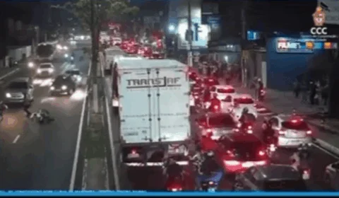 VÍDEO: motoqueiro desliza em faixa de pedestre e cai em avenida movimentada de Manaus