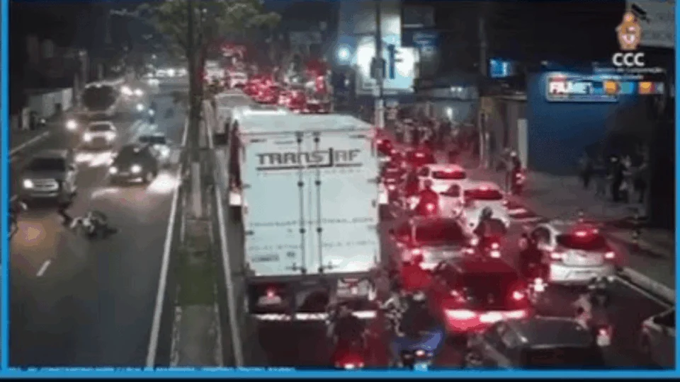 VÍDEO: motoqueiro desliza em faixa de pedestre e cai em avenida movimentada de Manaus