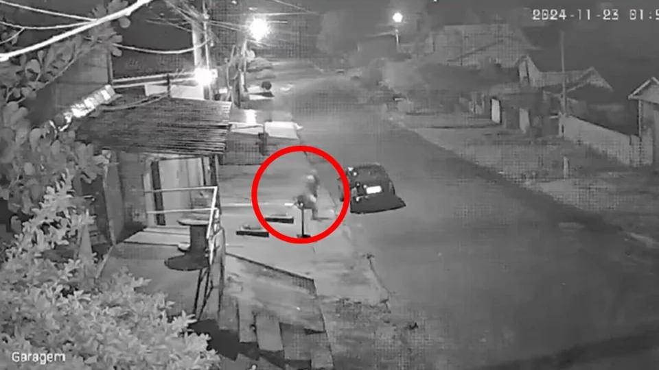 Homem que matou esposa a facadas após ter carro danificado é preso em Cacoal (RO)