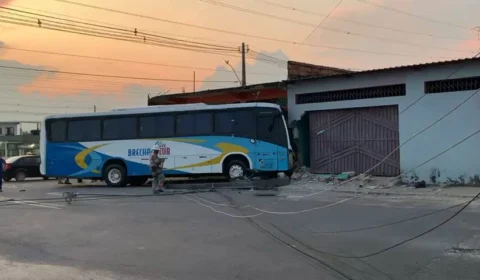 Ônibus invade oficina e deixa dois feridos no bairro Nova Cidade em Manaus