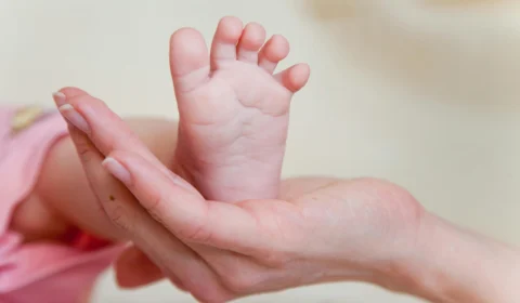 Bebê é esfaqueada pelo próprio pai e fica com vísceras expostas