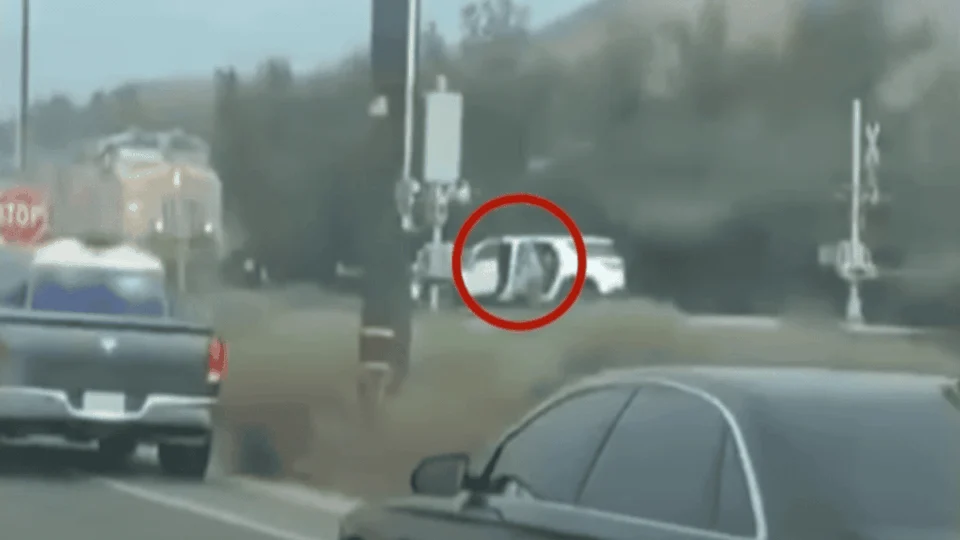 VÍDEO: Policial salva criança de carro preso nos trilhos segundos antes da passagem do trem