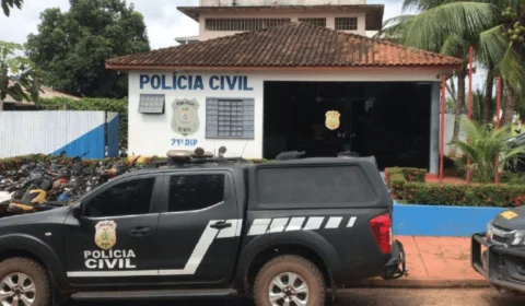 Pai denuncia professor por trocar mensagens sexuais e beijar adolescente no AM