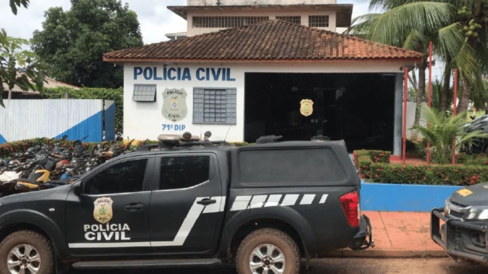 Pai denuncia professor por trocar mensagens sexuais e beijar adolescente no AM