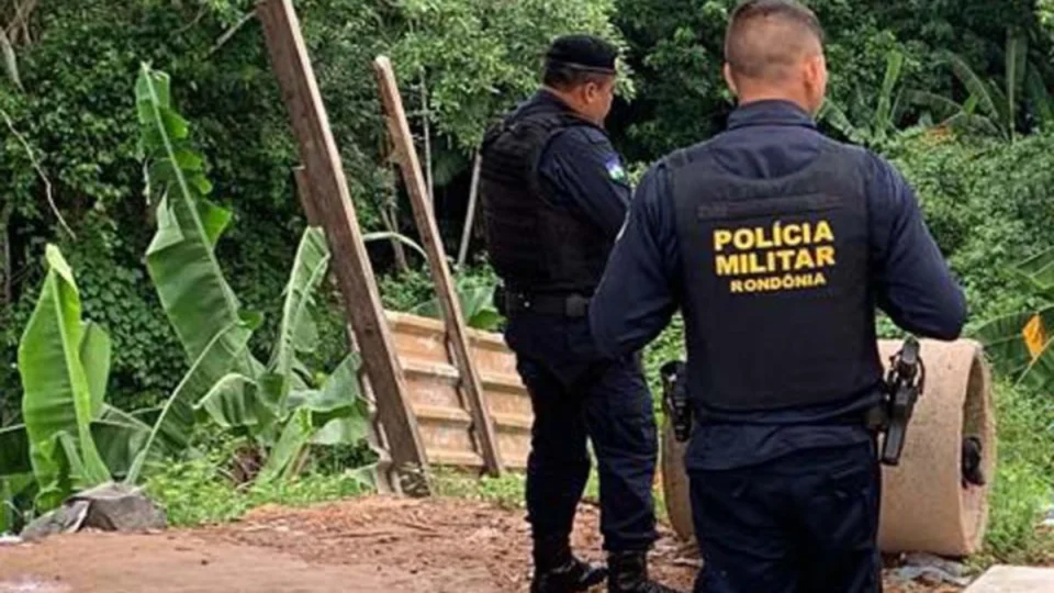 Tatuador tem casa invadida por dupla e é baleado em Porto Velho
