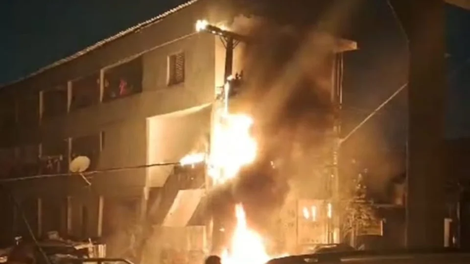 VÍDEO: transformador explode, incendeia carros e deixa moradores sem energia em Manaus