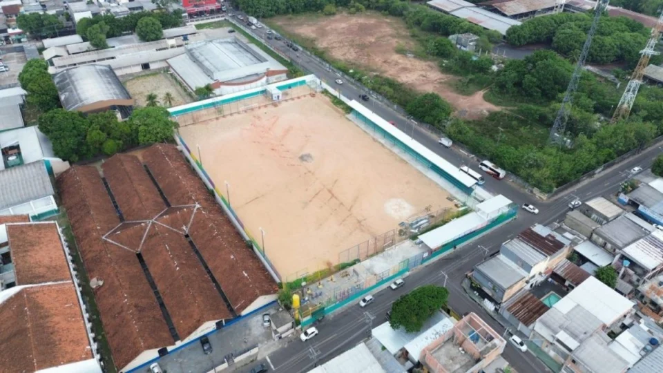 VÍDEO: Casal chama atenção em Manaus ao ser pego mantendo relações sexuais em público